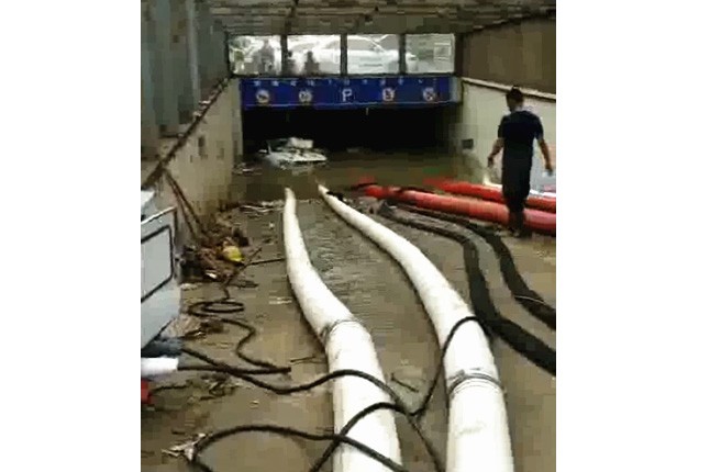 二環(huán)支路沙口路，山東消防兩臺(tái)，我們?nèi)_(tái)潛水泵同時(shí)運(yùn)行，一切正常了